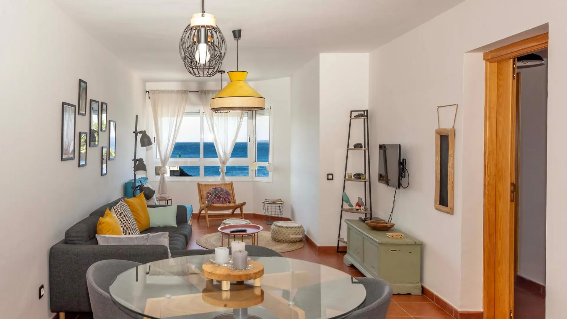 Artistic Beachfront Apartment Radazul Espagne