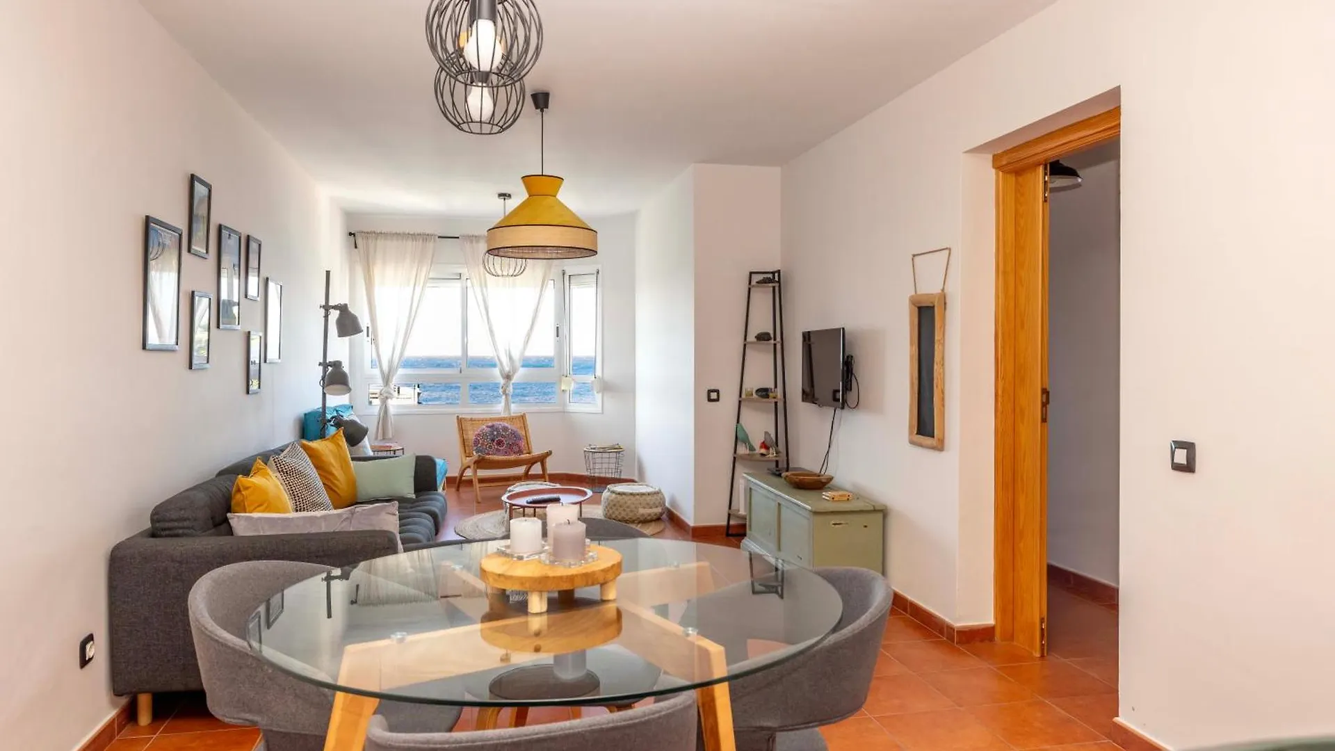 Artistic Beachfront Apartment Radazul